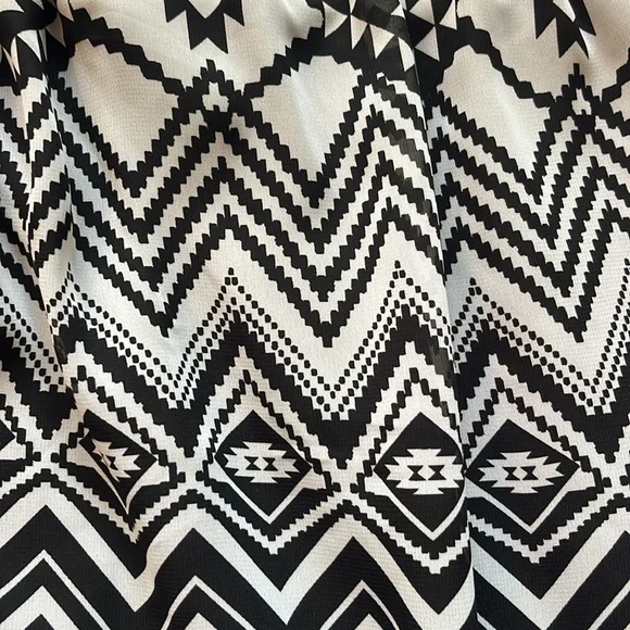 Black and White Flowy Lace Dress Size L - Picture 3 of 8